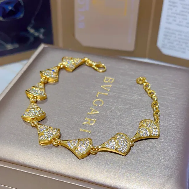 Bvlgari Divas’ Dream সোনালি টোন Pavé ক্রিস্টাল পালক আকৃতির ব্রেসলেট 9