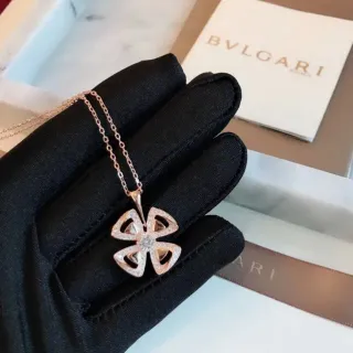 Bvlgari Fiorever قلادة زهور أربع بتلات باڤيه ذهب وردي
