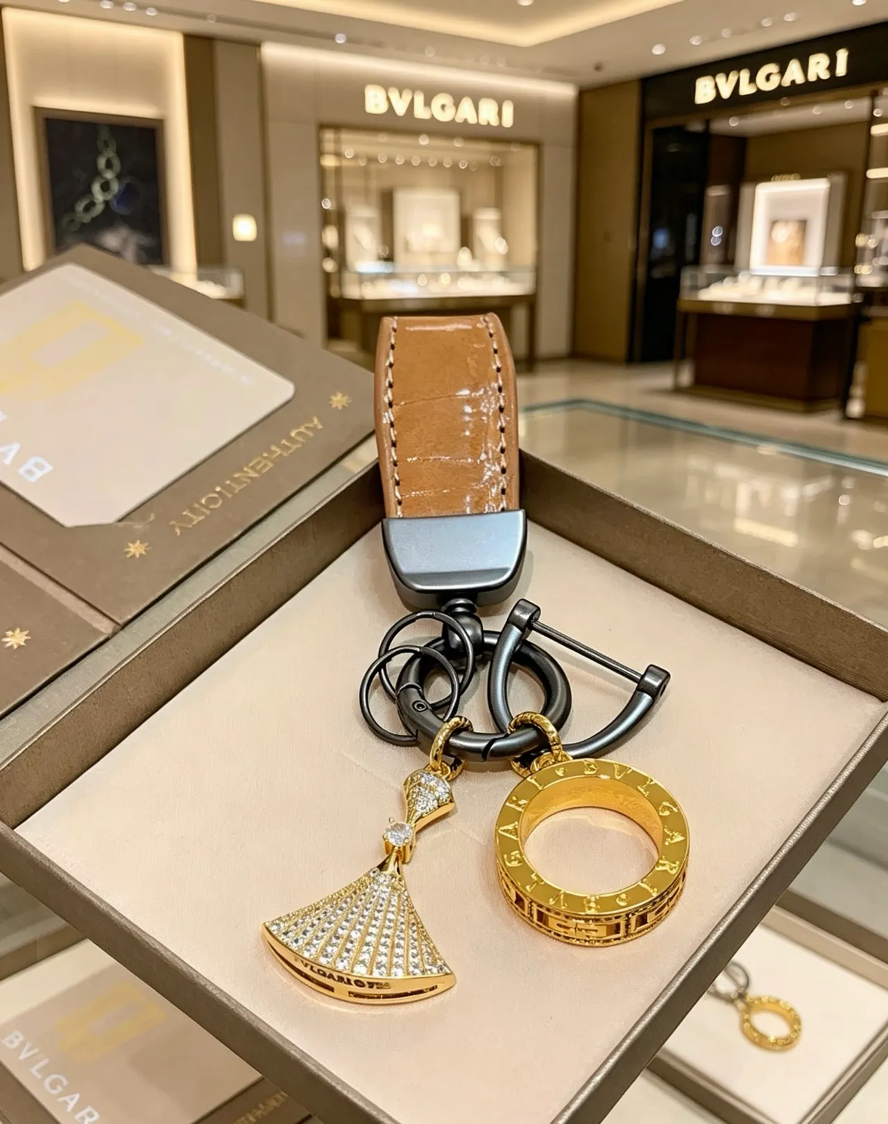 Bvlgari 黄金棕色 Pavé 扇形魅力 Greca-刻字戒指珠宝 6