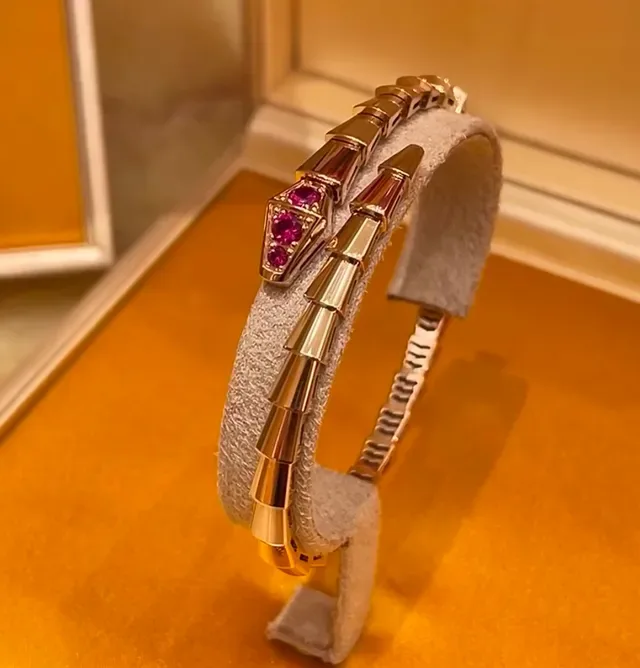 Bvlgari Serpenti 金红管状分段红宝石镶嵌项链 7