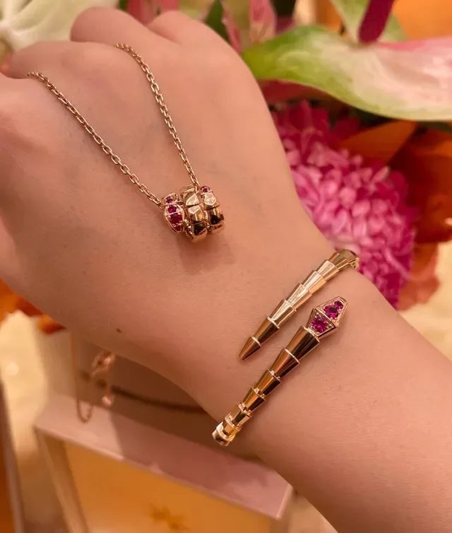 Bvlgari Serpenti 金红管状分段红宝石镶嵌项链 9