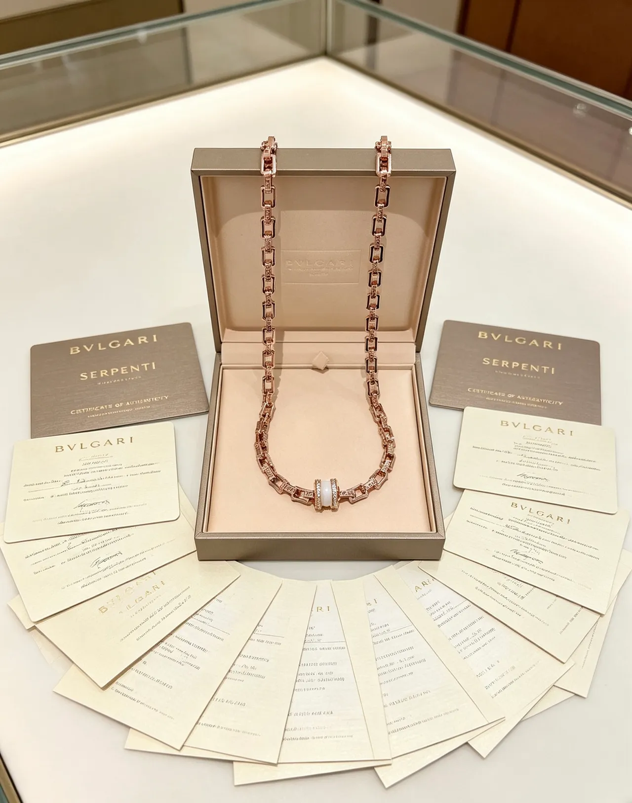 Bvlgari Serpenti Infinito قلادة ذهب وردي سيراميك أبيض وماس 5