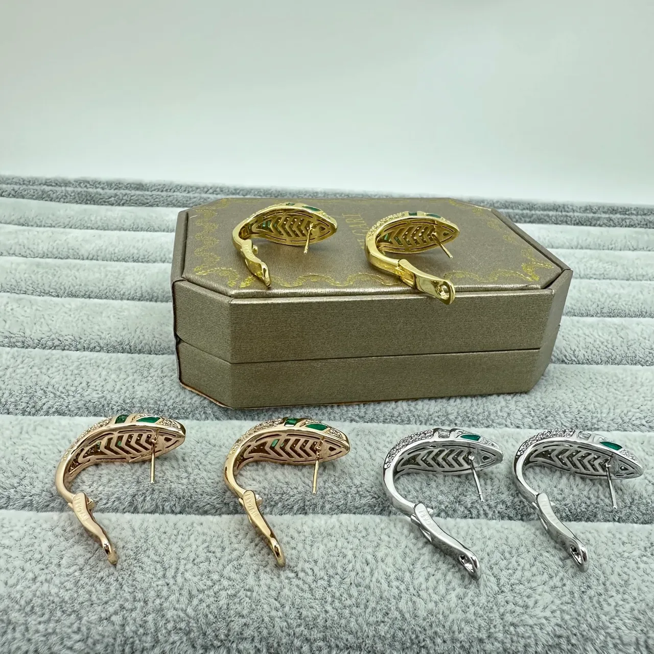 Bvlgari Serpenti-Inspired Pendientes Aro Tono Dorado Pavé y Esmeralda 2