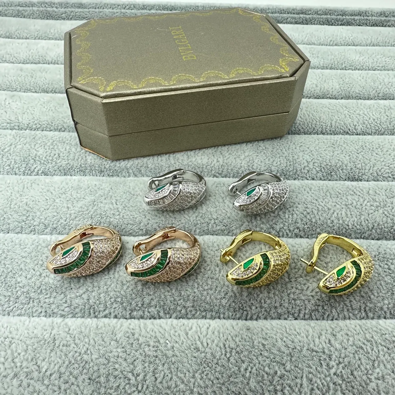 Bvlgari Serpenti-Inspired Pendientes Aro Tono Dorado Pavé y Esmeralda 3
