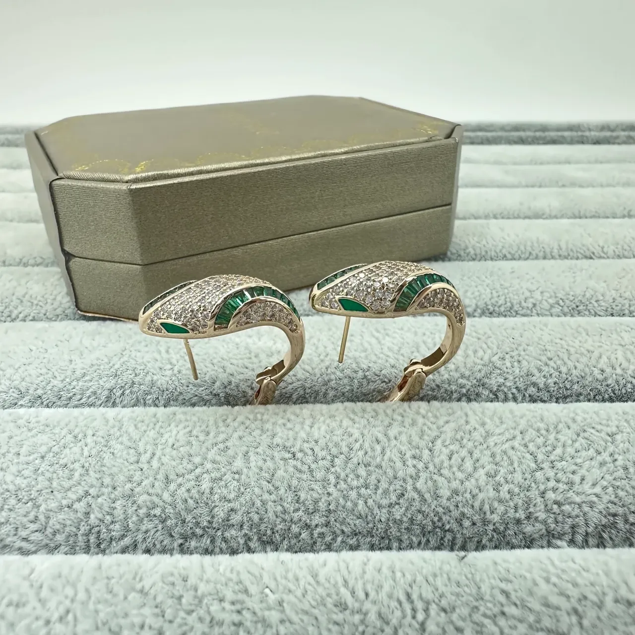 Bvlgari Serpenti-Inspired Pendientes Aro Tono Dorado Pavé y Esmeralda 4