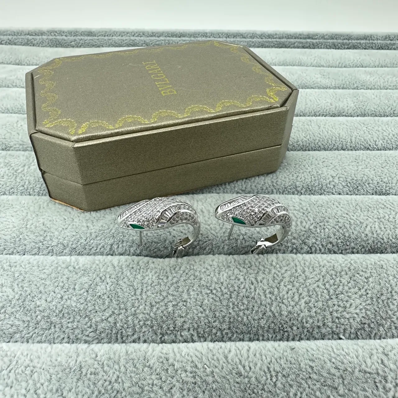 Bvlgari Serpenti-Inspired Pendientes Aro Tono Dorado Pavé y Esmeralda 5