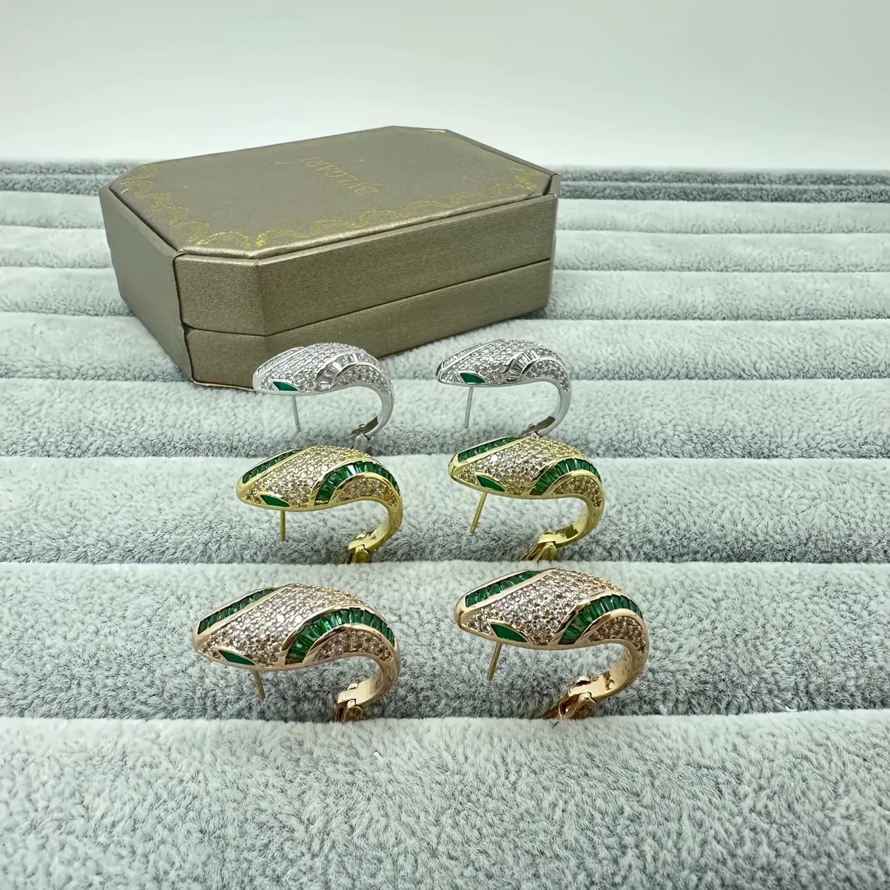Bvlgari Serpenti-Inspired Pendientes Aro Tono Dorado Pavé y Esmeralda 6