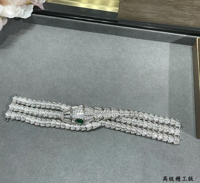Bvlgari Serpenti Pavé Diamond and Emerald Snake Head Necklace 8