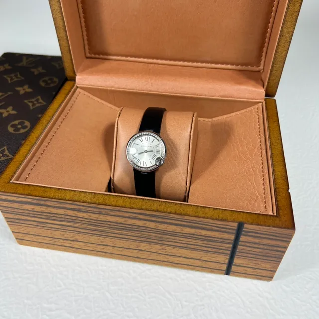 Cartier Ballon Bleu بيزل محاط بالماس وجه فضي وسوار جلد أسود ساعة ميكانيكية 2