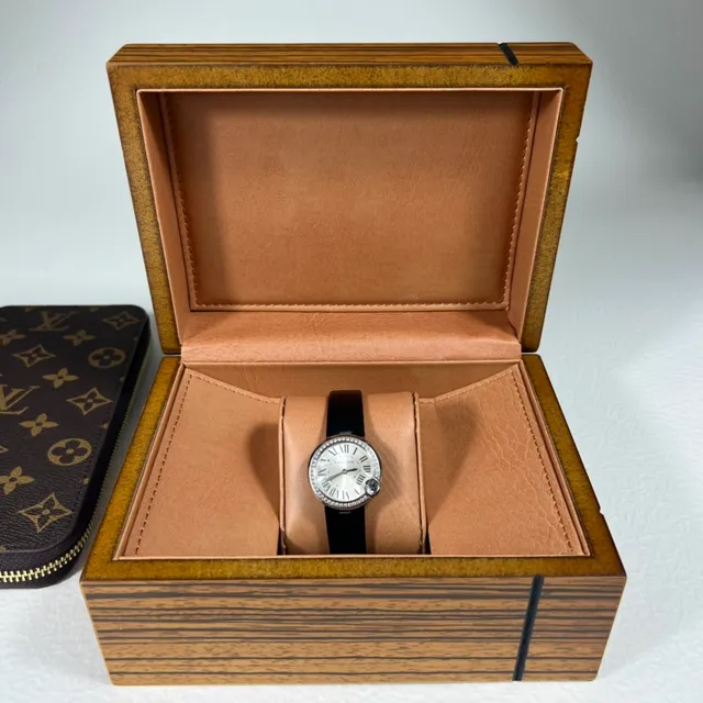 Cartier Ballon Bleu بيزل محاط بالماس وجه فضي وسوار جلد أسود ساعة ميكانيكية 3