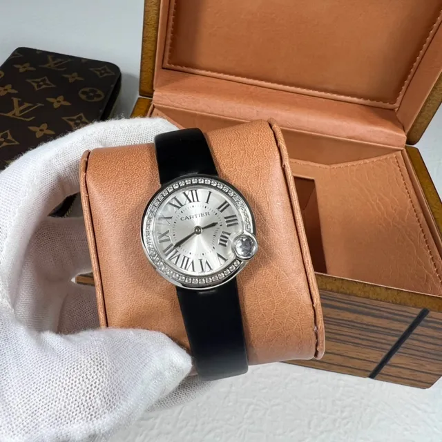 Cartier Ballon Bleu بيزل محاط بالماس وجه فضي وسوار جلد أسود ساعة ميكانيكية 4