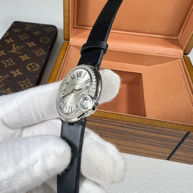 Cartier Ballon Bleu بيزل محاط بالماس وجه فضي وسوار جلد أسود ساعة ميكانيكية 5