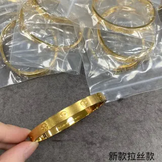 Cartier Juste un Clou سوار ذهب مبطط بنقشة مسمار