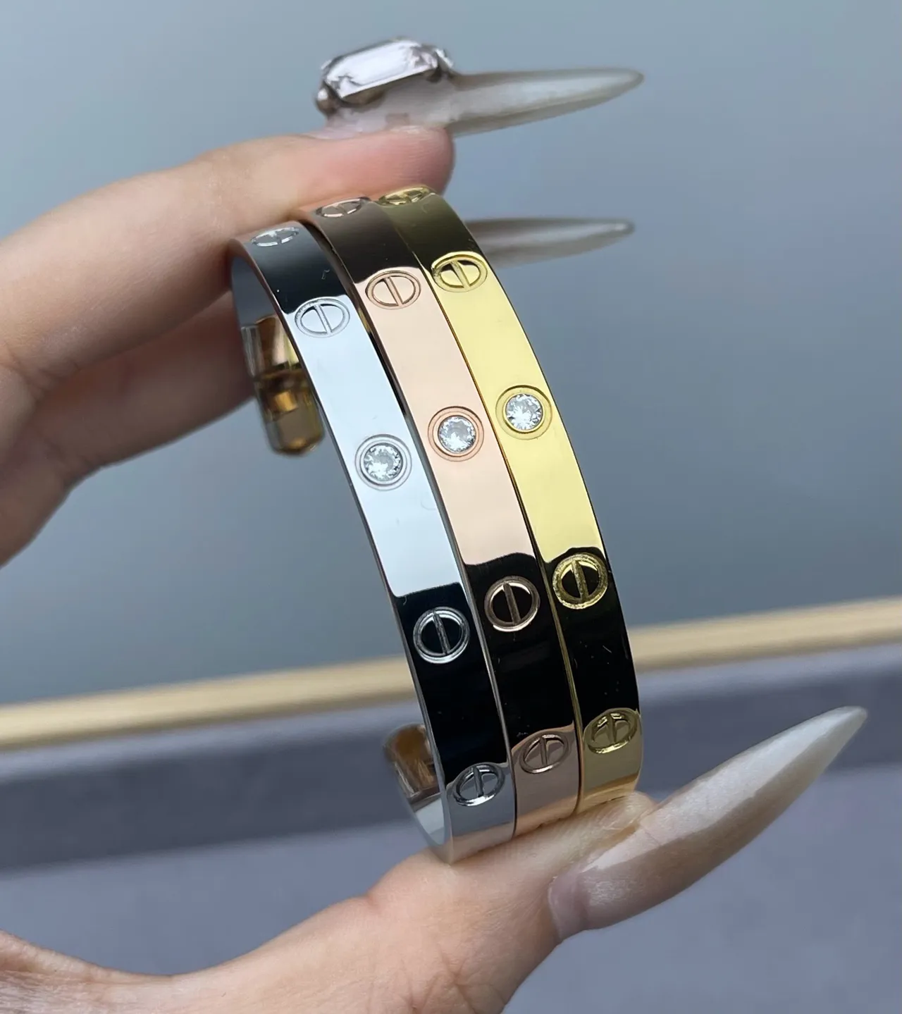 Cartier Love সোনা রুপা স্ক্রু-মোটিফ তিন পাথর ব্রেসলেট 2