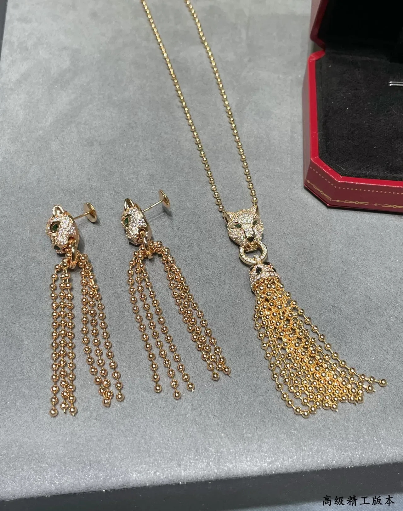 Cartier Panthère de Cartier أقراط رأس بانثر باڤيه كريستال وعين زمرد تاسل 2