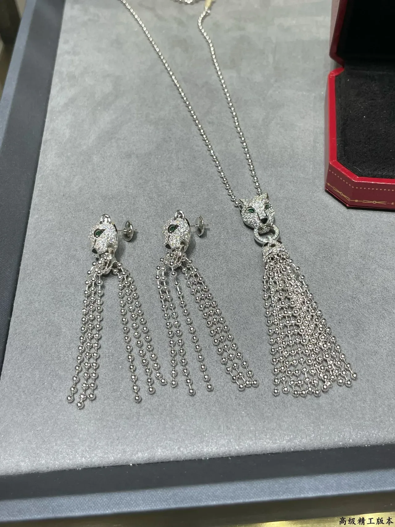 Cartier Panthère de Cartier أقراط رأس بانثر باڤيه كريستال وعين زمرد تاسل 3