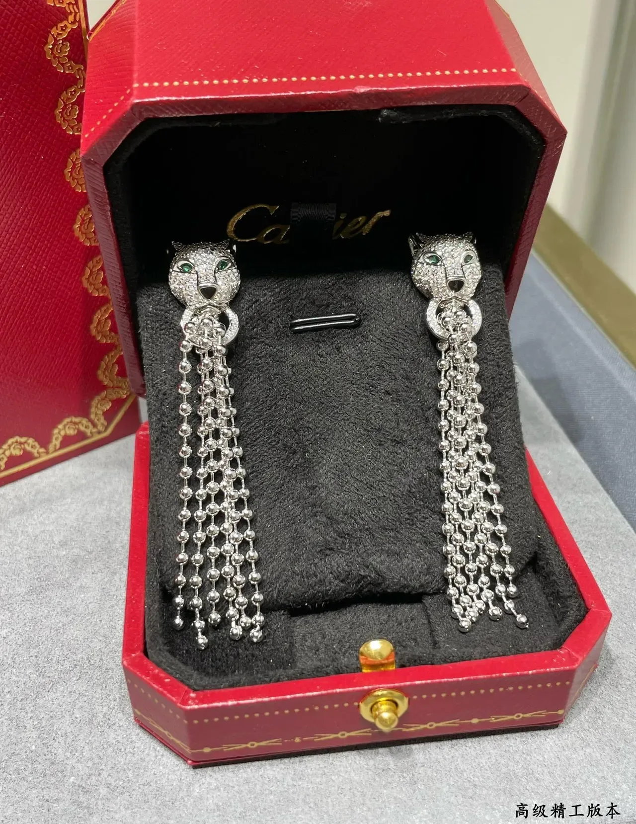 Cartier Panthère de Cartier أقراط رأس بانثر باڤيه كريستال وعين زمرد تاسل 5
