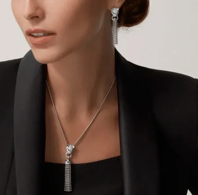 Cartier Panthère de Cartier أقراط رأس بانثر باڤيه كريستال وعين زمرد تاسل 9