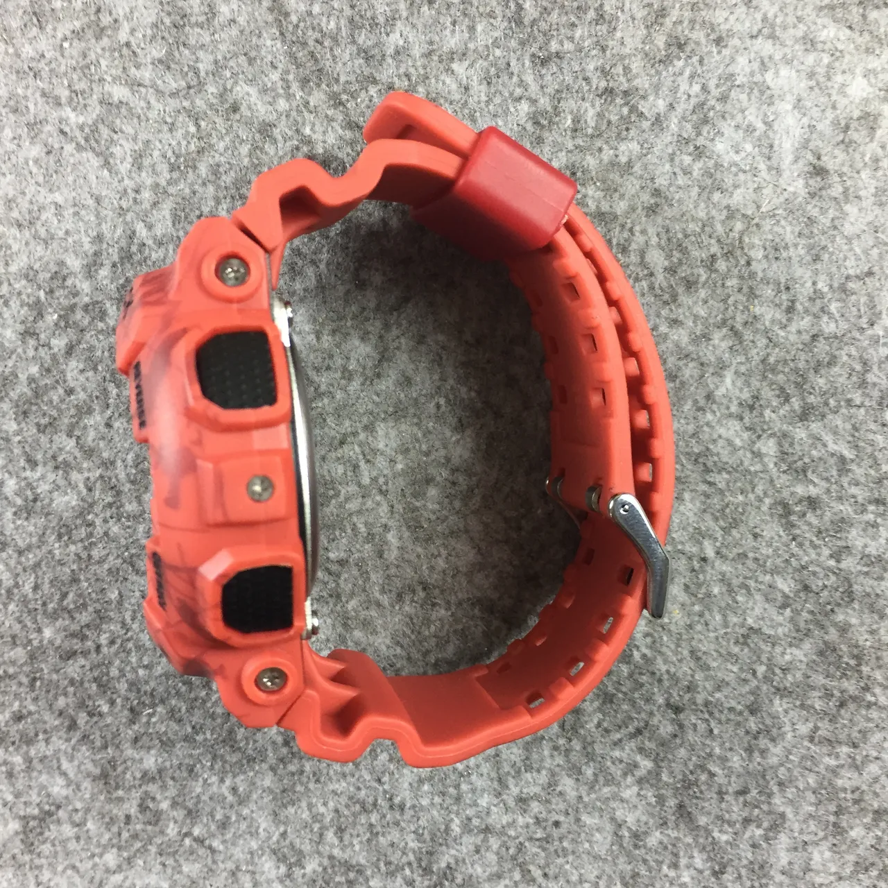 Casio লাল কালো রেজিন মার্বেল্ড কেস অ্যানালগ-ডিজিটাল হাইব্রিড ঘড়ি 10