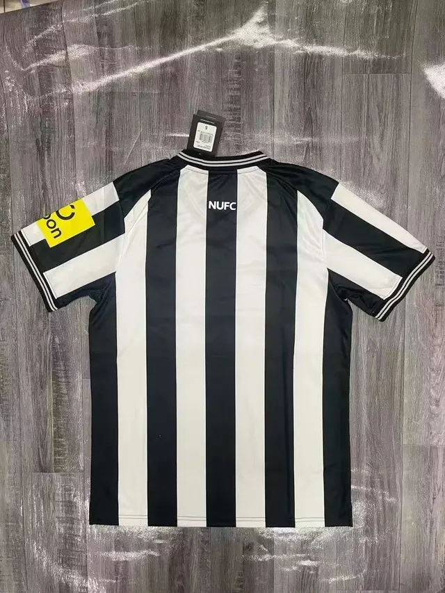 Castore Newcastle United قميص النادي أسود وأبيض مخطط 2