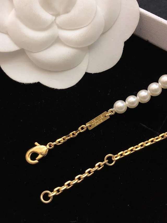 Celine Collier avec pendentif de lettre perle 3