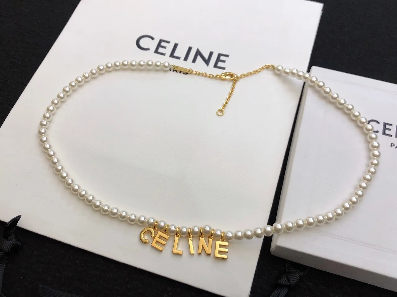 Celine Collier avec pendentif de lettre perle 4