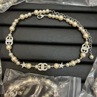 Chanel قلادة لؤلؤ بيج فضية سلسلة مضمّنة بكريستالات CC Logos