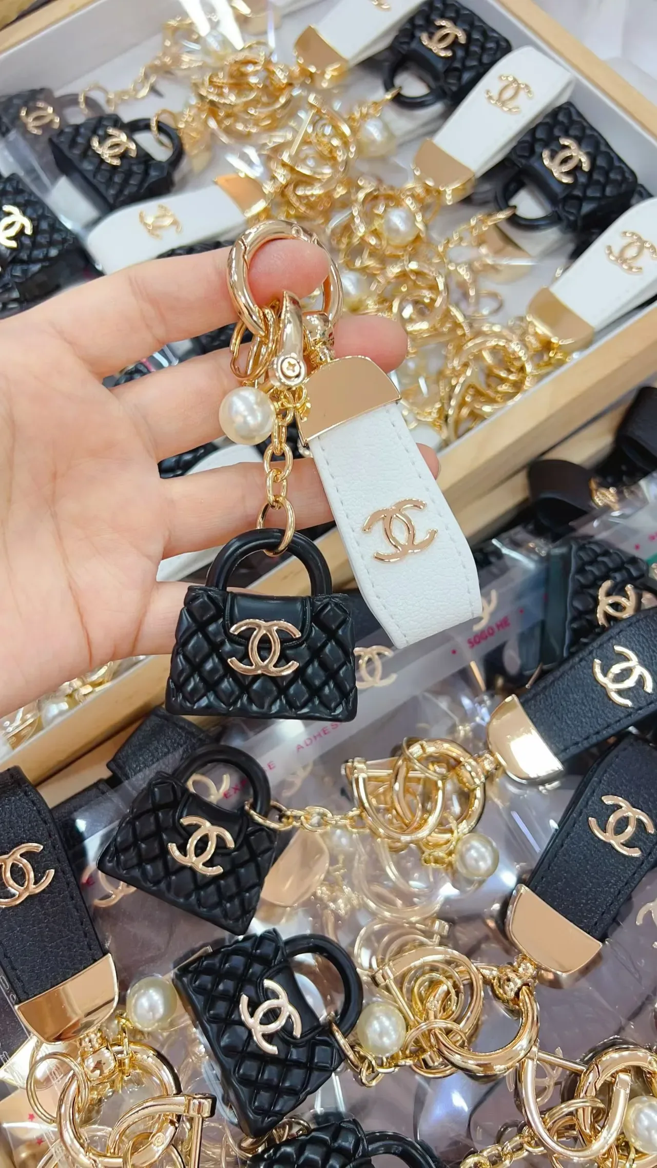 Chanel Sac Miniature Noir Or Matelassé 2