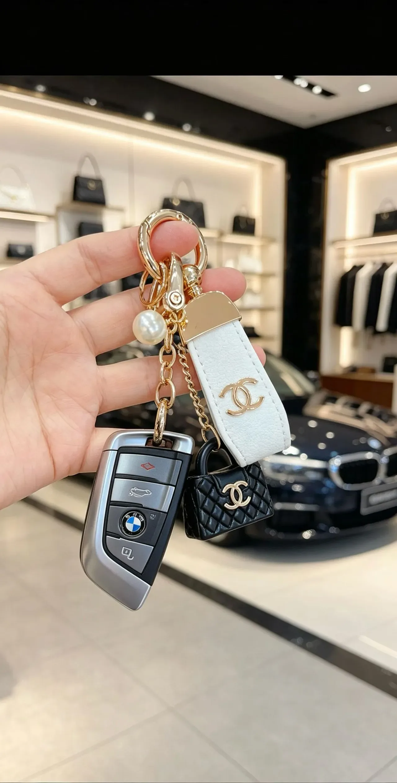 Chanel Sac Miniature Noir Or Matelassé 5
