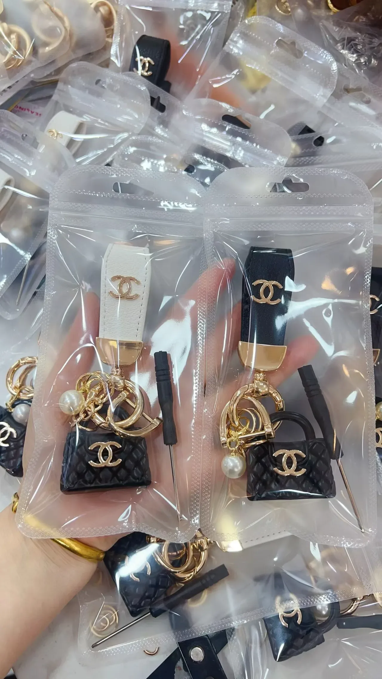Chanel Sac Miniature Noir Or Matelassé 6