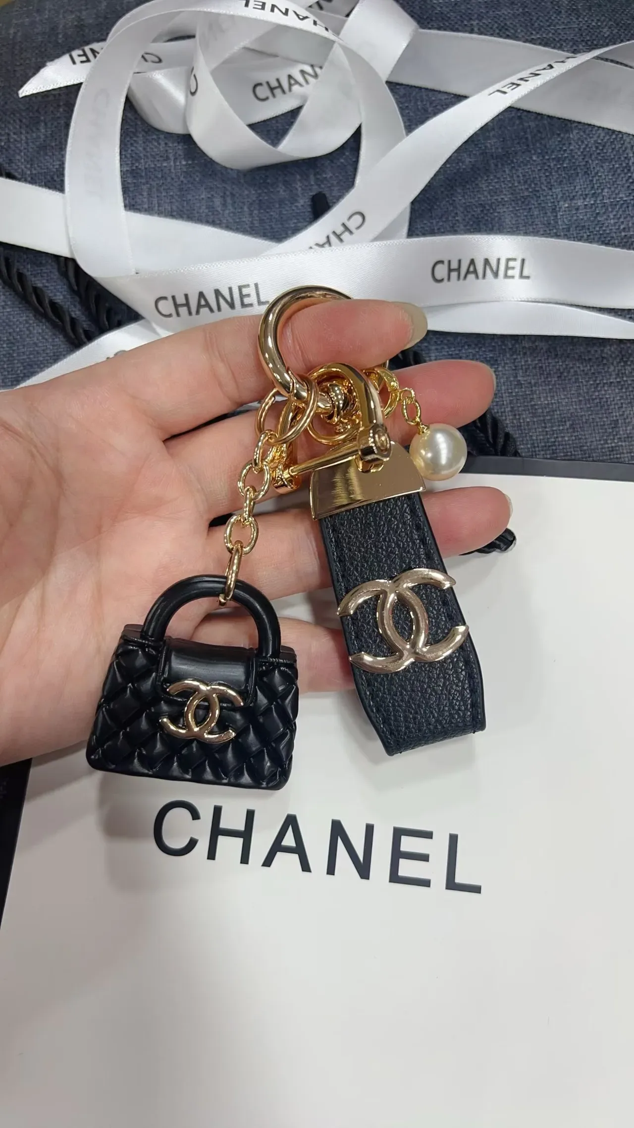 Chanel Sac Miniature Noir Or Matelassé 7