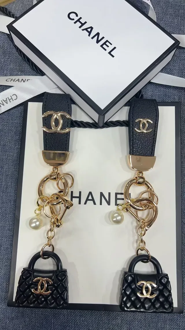 Chanel Sac Miniature Noir Or Matelassé 8
