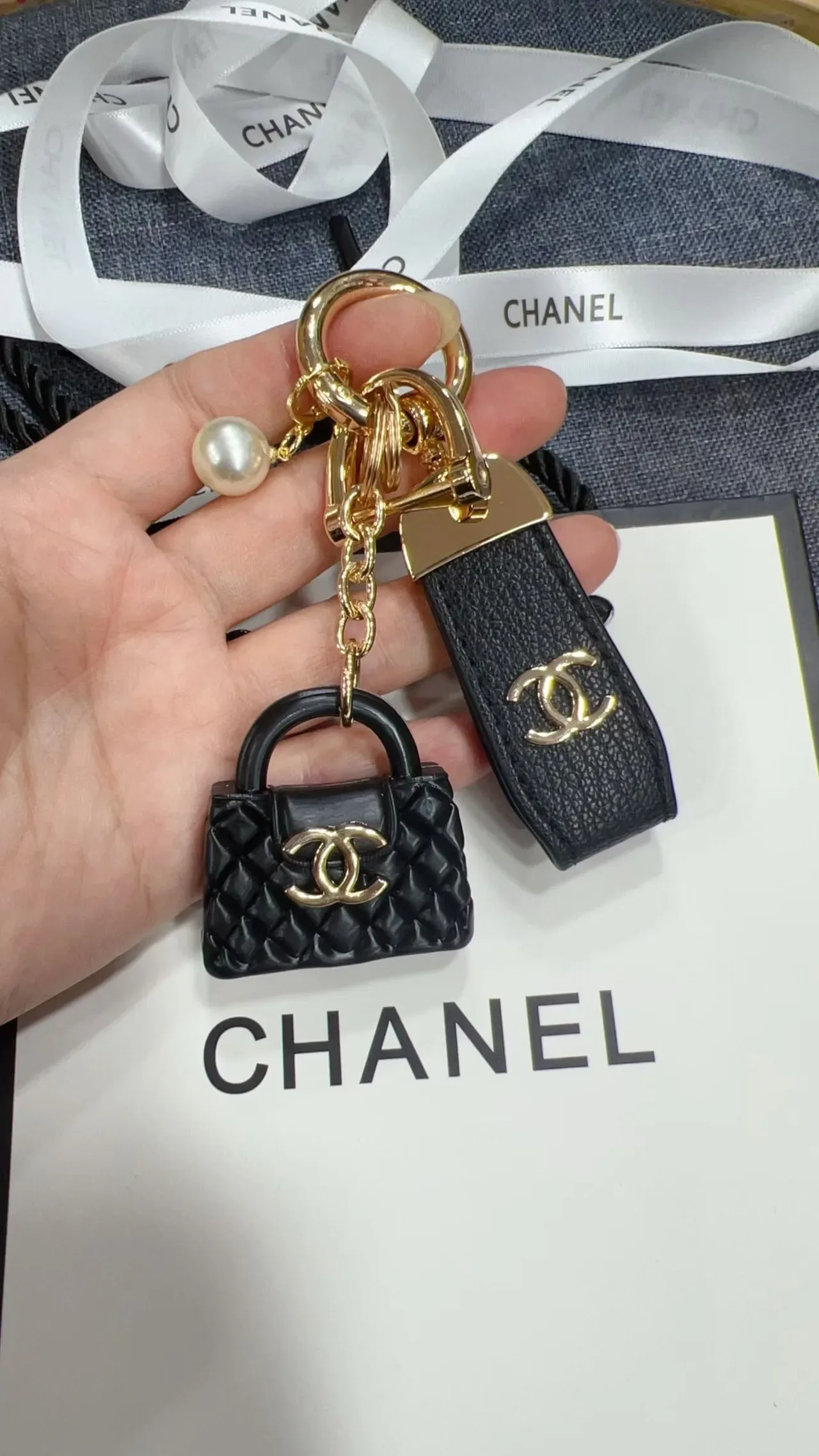 Chanel Sac Miniature Noir Or Matelassé 9