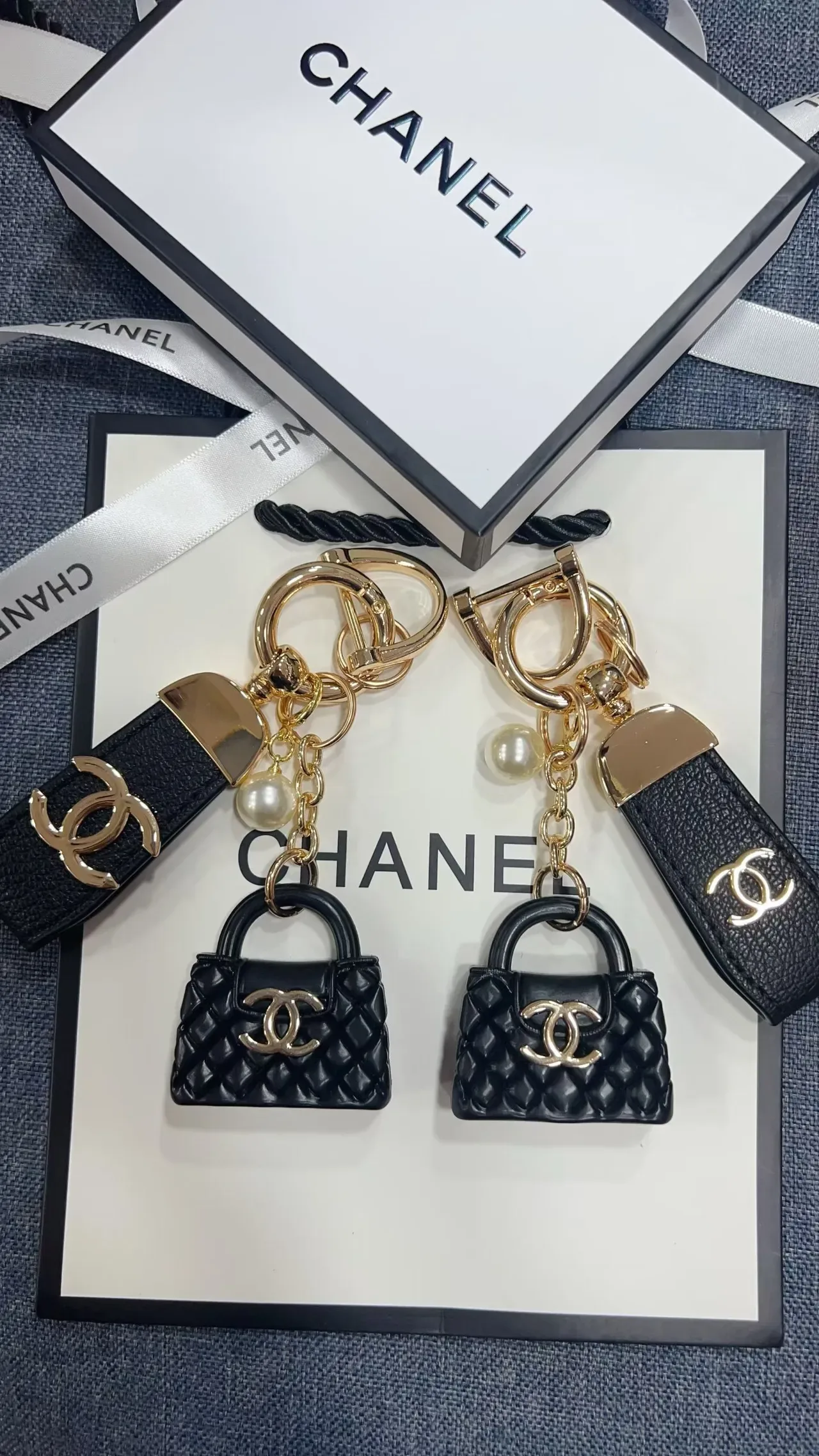 Chanel Sac Miniature Noir Or Matelassé 10