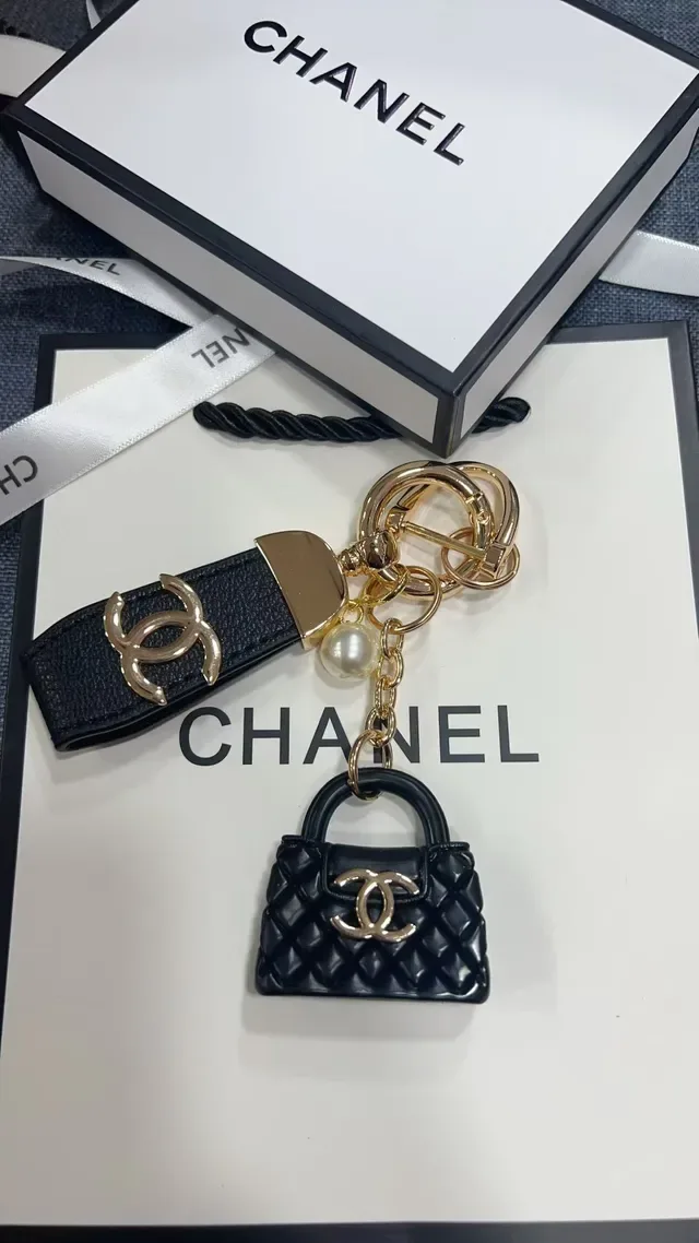 Chanel Sac Miniature Noir Or Matelassé 11
