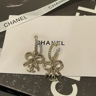 أقراط Chanel Bow و CC Pavé Crystal معلقة
