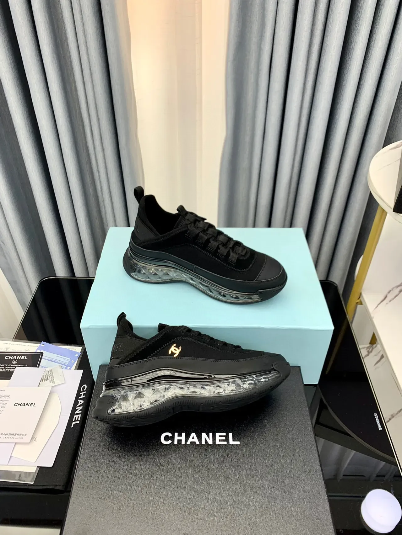 Chanel Bubble Sole noires et dorées en daim et cuir dessus transparent style de vie 2