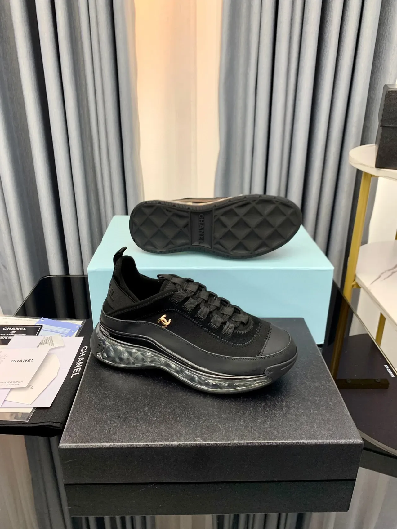 Chanel Bubble Sole noires et dorées en daim et cuir dessus transparent style de vie 3