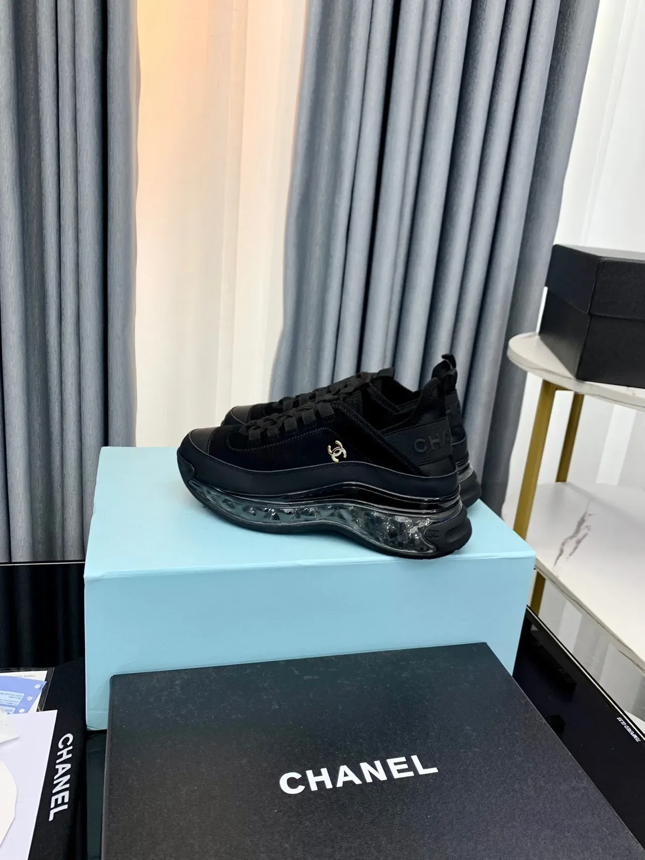 Chanel Bubble Sole noires et dorées en daim et cuir dessus transparent style de vie 4