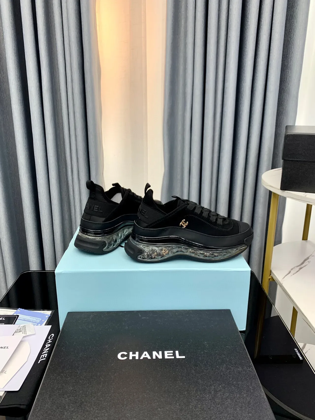 Chanel Bubble Sole noires et dorées en daim et cuir dessus transparent style de vie 5
