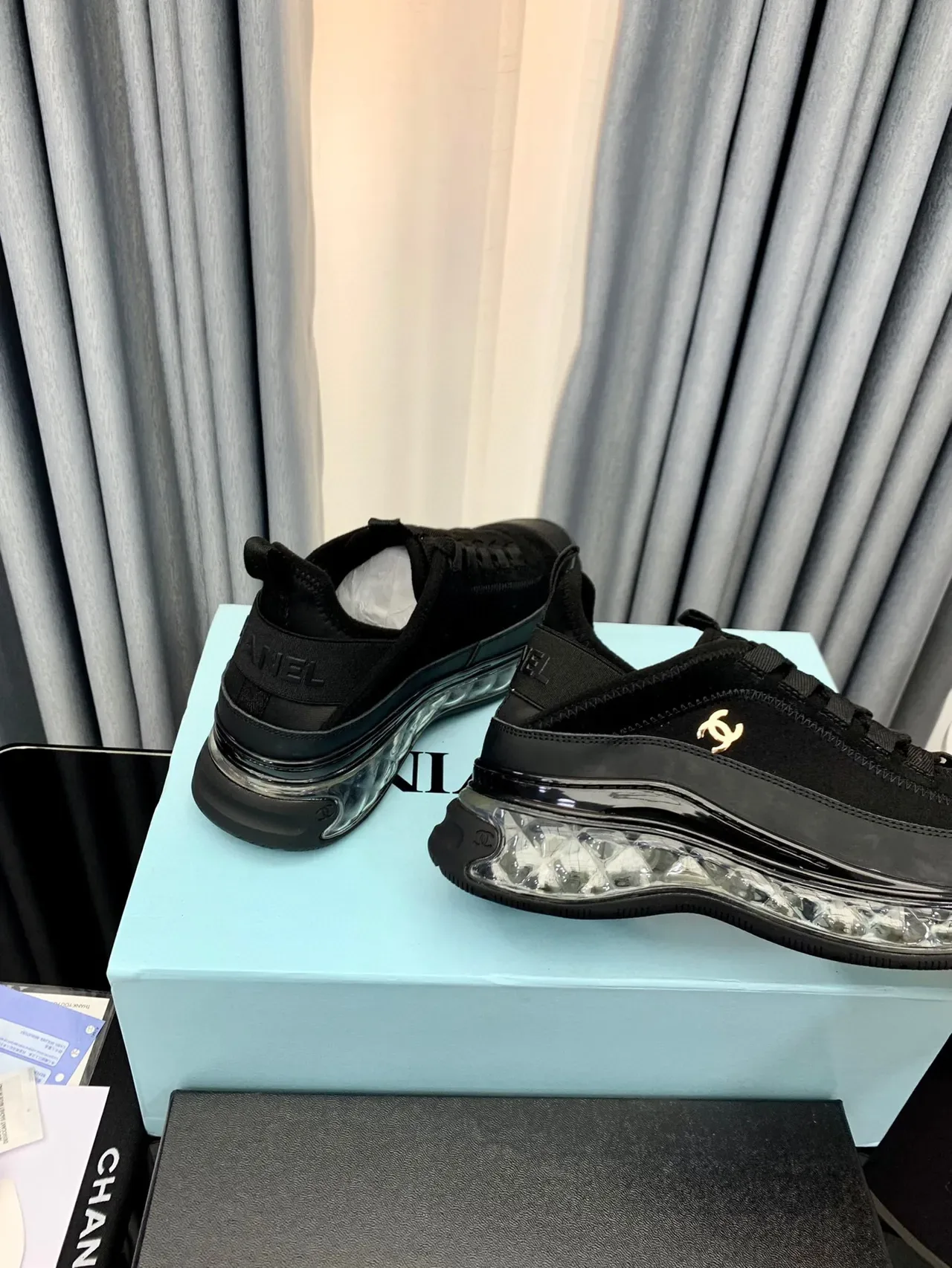 Chanel Bubble Sole noires et dorées en daim et cuir dessus transparent style de vie 6