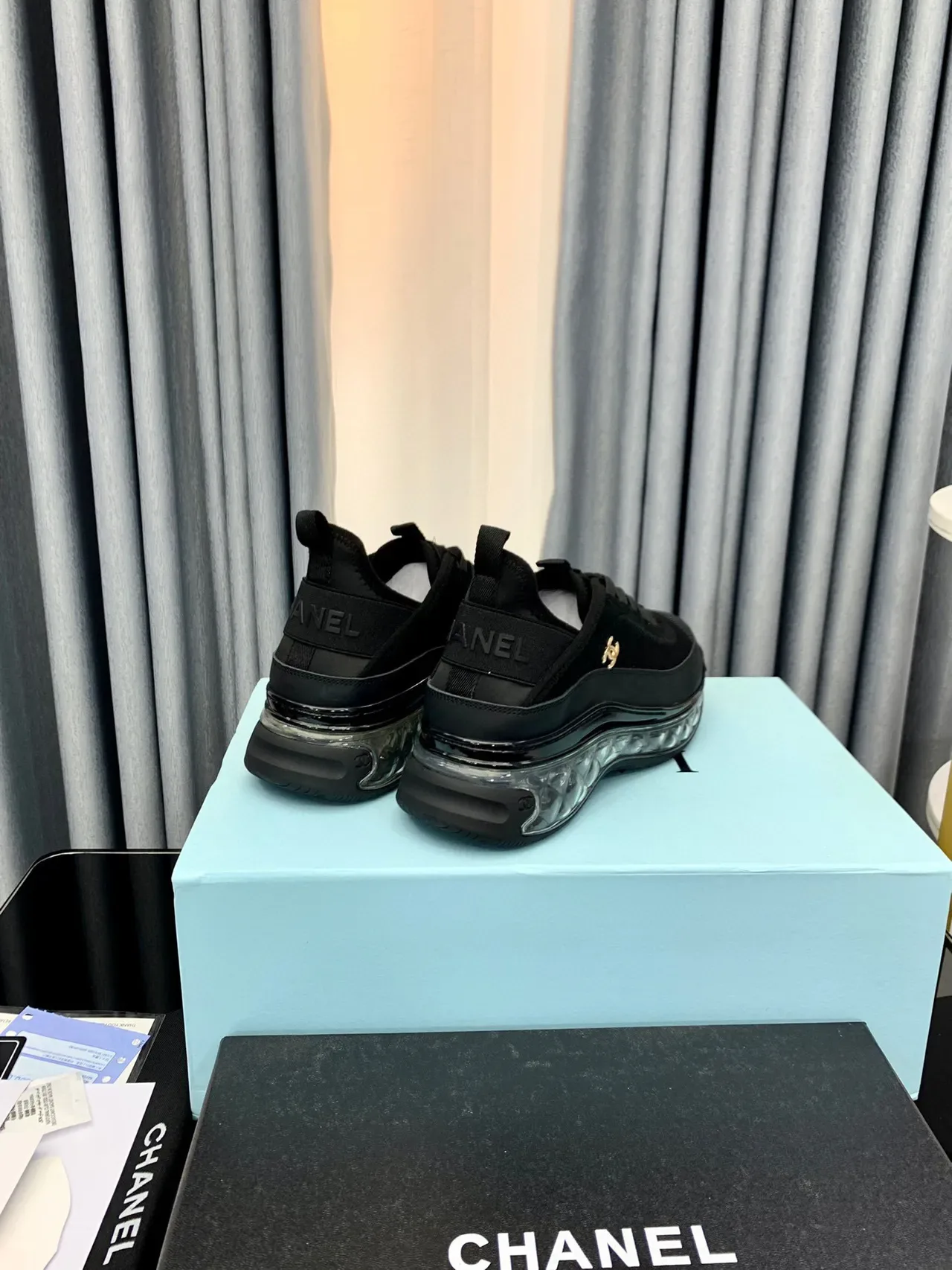 Chanel Bubble Sole noires et dorées en daim et cuir dessus transparent style de vie 7