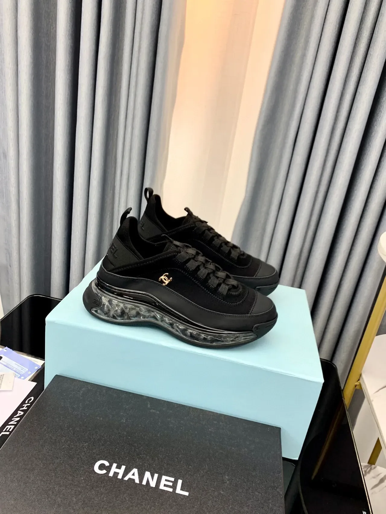 Chanel Bubble Sole noires et dorées en daim et cuir dessus transparent style de vie 8