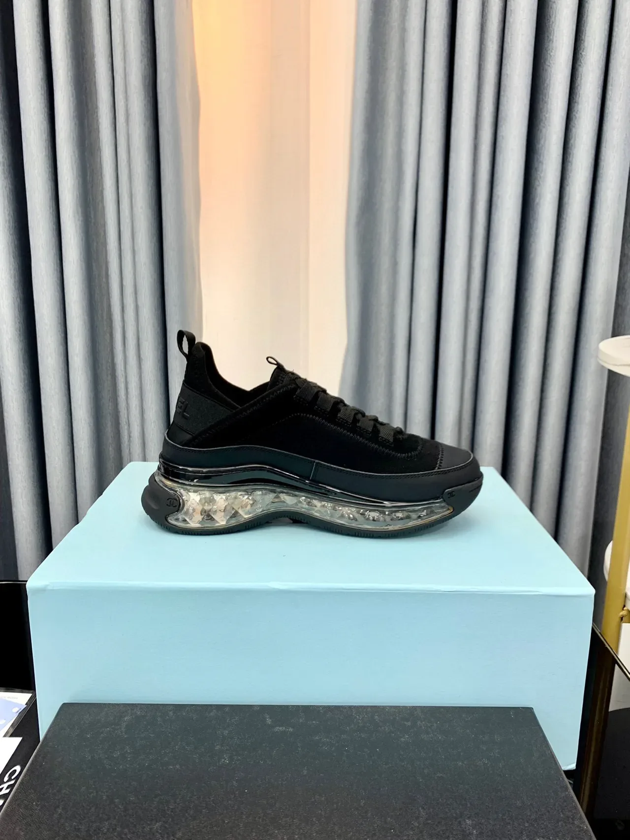 Chanel Bubble Sole noires et dorées en daim et cuir dessus transparent style de vie 9