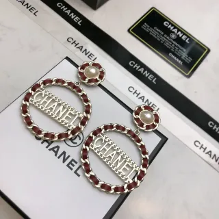 Chanel বার্গান্ডি সিলভার লোগো-কাটআউট ওভাল হুপ চেইন-লিঙ্ক বর্ডার ইয়াররিংস