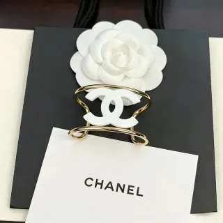 Chanel Camellia CC Logo إسورة أبيض ريزين وذهبي