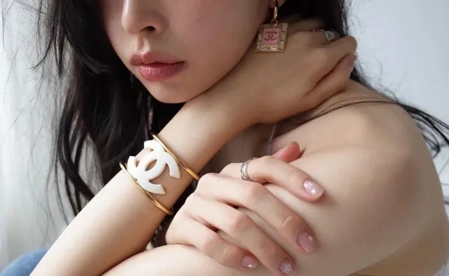 Chanel Camellia CC Logo إسورة أبيض ريزين وذهبي 3