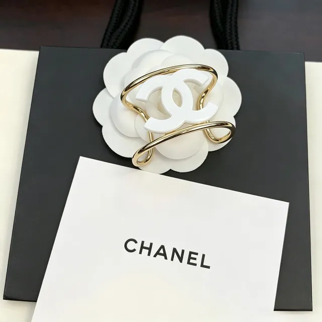 Chanel Camellia CC Logo إسورة أبيض ريزين وذهبي 5