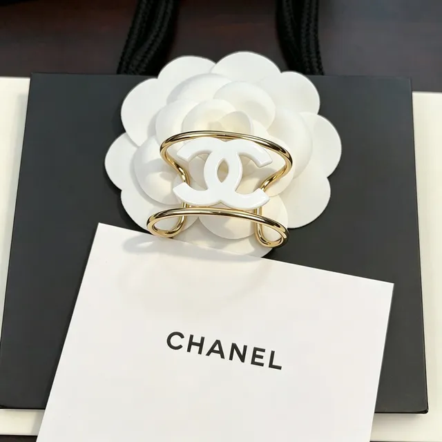 Chanel Camellia CC Logo إسورة أبيض ريزين وذهبي 6