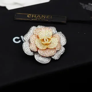 Chanel Camellia क्रिस्टल-एन्क्रस्टेड मल्टी-टोन फ्लावर ब्रोच
